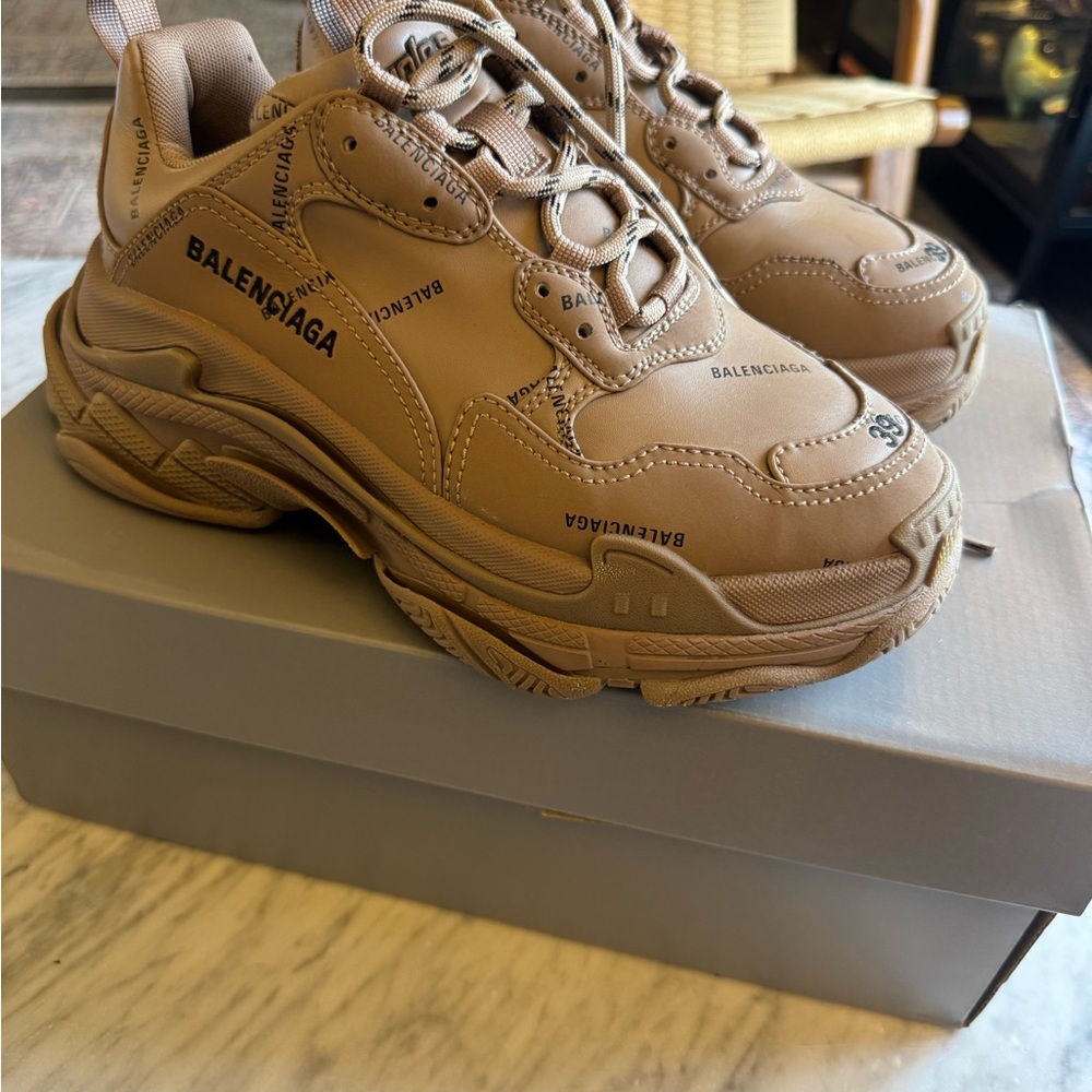 Balenciaga triple s sneaker with box sz 39